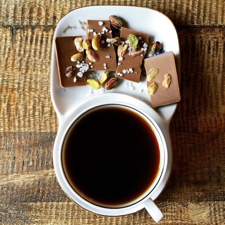 Czekolada biała z pistacjami i solą