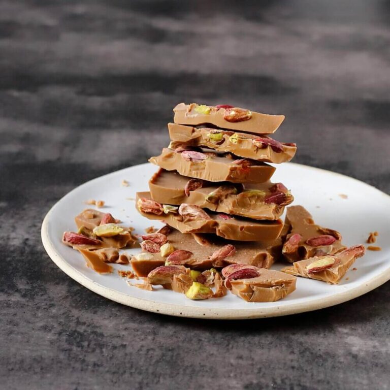 Czekolada biała z pistacjami i solą