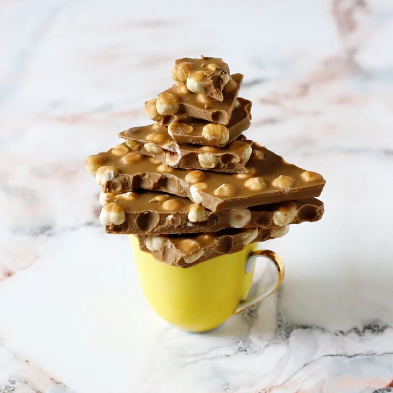 czekolada biała z orzechami laskowymi