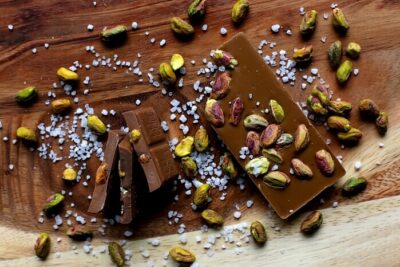 czekolada biała z pistacjami solą