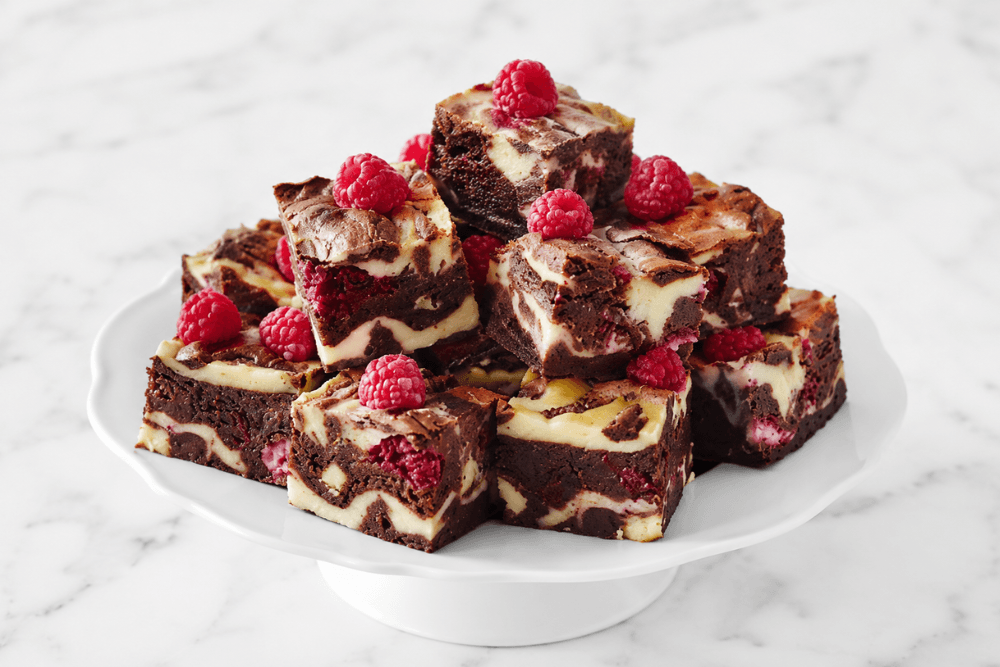 brownie z białą czekoladą i malinami