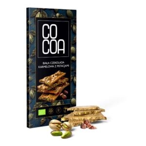 Biała czekolada karmelowa z pistacjami COCOA – opakowanie, kawałki tabliczki i pistacje
