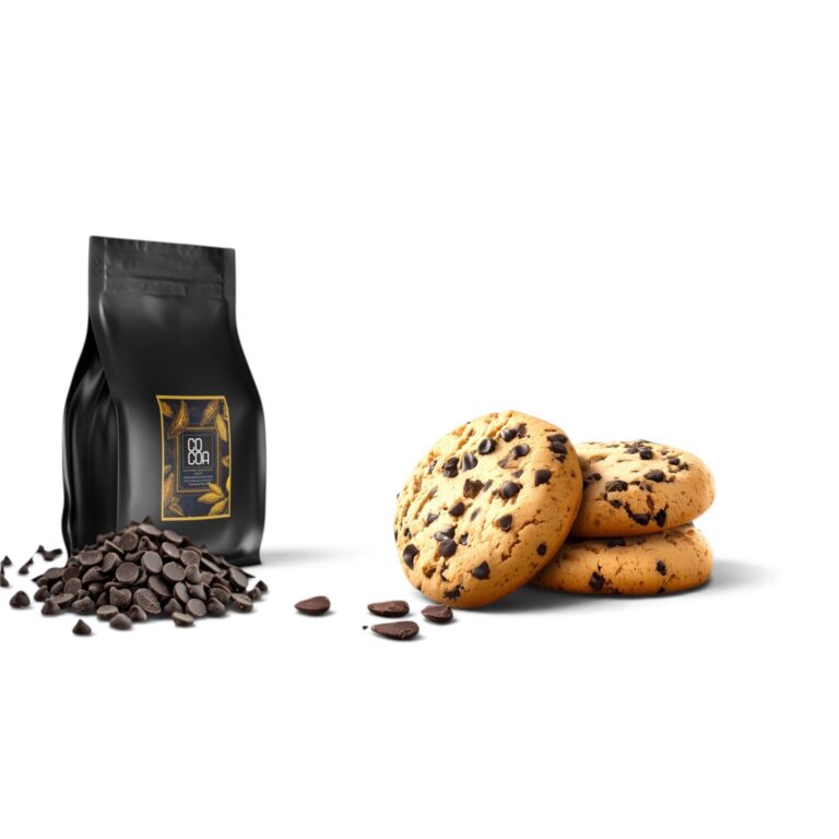 Ciasteczka z kawałkami czekolady obok worka dropsów COCOA ciemna 65% i rozsypanych dropsów