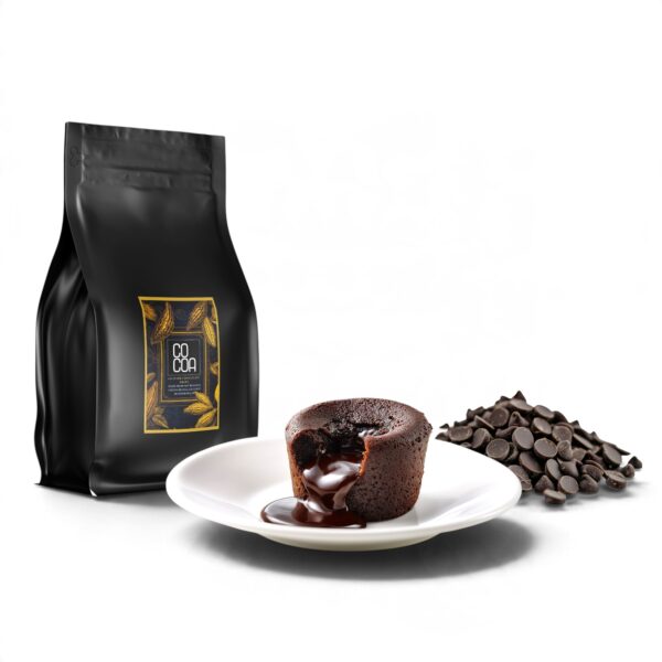 Fondant czekoladowy z płynnym środkiem na białym talerzu, obok worek dropsów COCOA ciemna 65% i garść dropsów