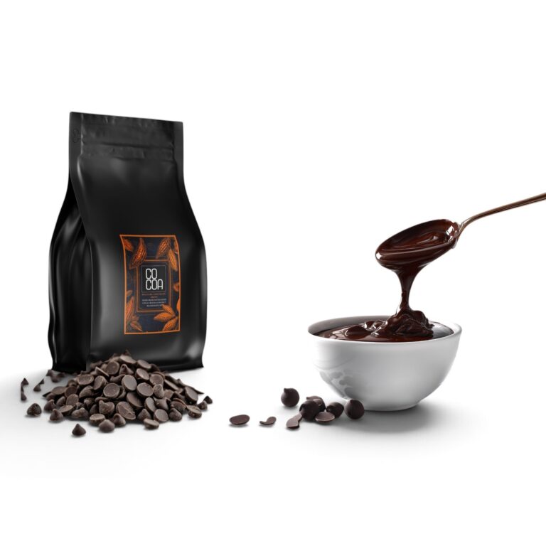 Roztopiona czekolada w białej miseczce i na łyżce, obok worek dropsów COCOA ciemna 88% i rozsypane dropsy