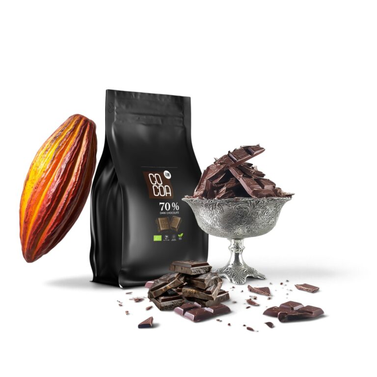 Surowa czekolada ciemna 70% COCOA w czarnej torbie na wagę, obok strąk kakaowca i srebrny puchar z kawałkami czekolady
